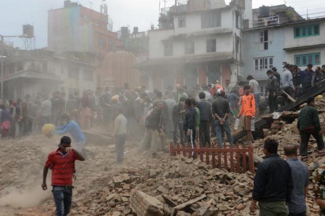 Homem de 101 anos é resgatado com vida dos escombros no Nepal