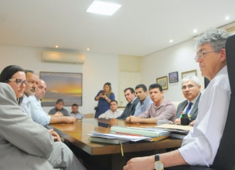 SECA: Ricardo Coutinho recebe relatório da Frente Parlamentar da Água