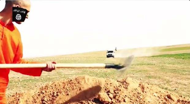 Estado Islâmico divulga vídeo em que refém cava a própria cova