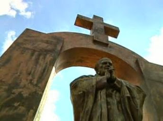 Justiça manda retirar estátua de João Paulo 2º de praça