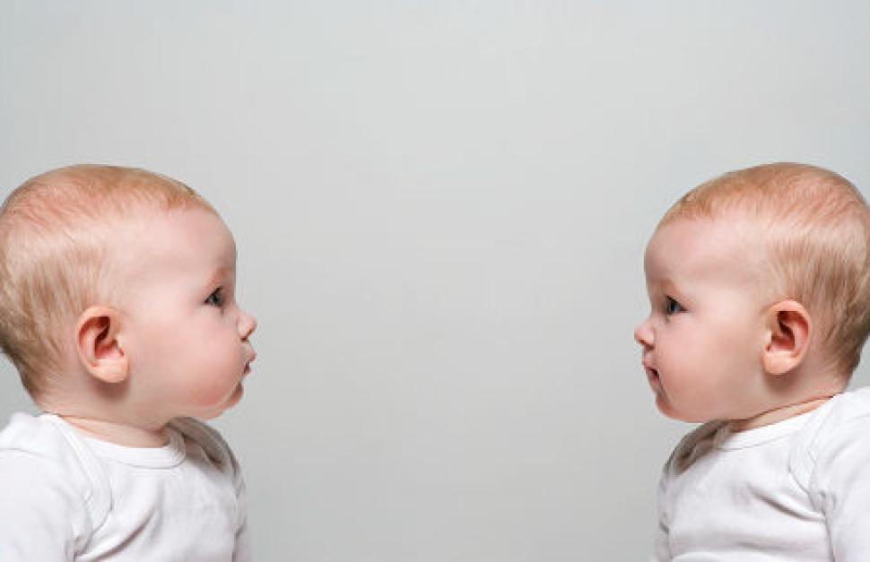 Mãe de gêmeos tem resultado de paternidade inesperado: dois pais diferentes