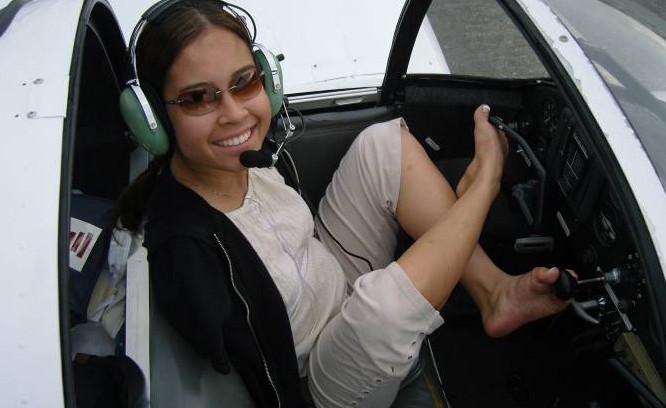 Jovem americana é única piloto de avião sem braços do mundo