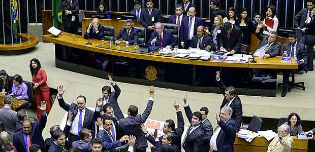 Câmara aprova PEC da Bengala e reduz nomeações de Dilma para o Supremo