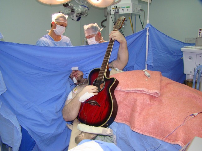 VEJA O VÍDEO– Paciente toca violão durante cirurgia no cérebro