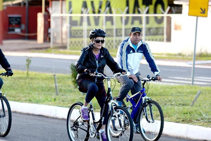 Dilma, sarada, pedala com supertreinador para manter a forma