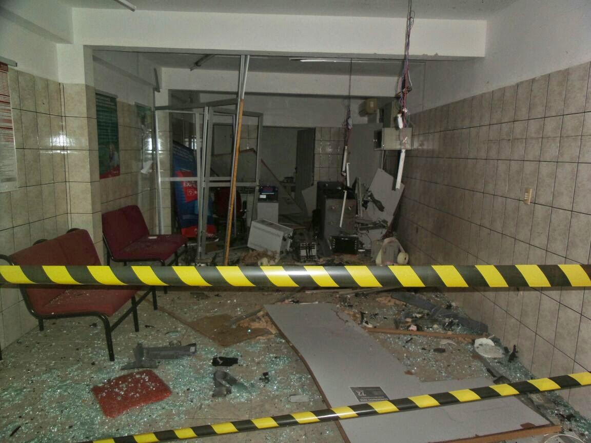 UMA EXPLOSÃO POR DIA: Bandidos explodem agência bancária, atiram contra posto de Polícia e assustam população em Nova Olinda