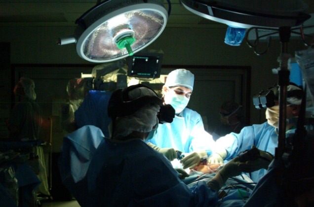 Paciente será indenizado por xingamentos de médicos durante cirurgia