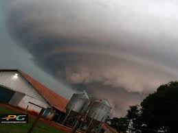 VEJA VÍDEO – Moradores registram formação de tempestade supercélula em Terra Rica no Paraná