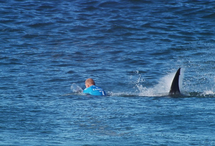 VEJA VÍDEO (IMPRESSIONANTE): Surfista é atacado por tubarão na final de J-BAY da WSL