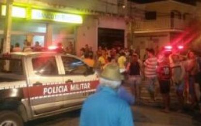 VEJA VÍDEO – TERROR EM COREMAS: Bandidos explodem banco, fazem reféns e fogem aterrorizando a cidade