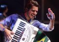 CONFUSÃO JUNINA: Prefeito paraibano cobra devolução de cachê e acusa cantor de não cumprir contrato assinado