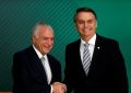 VÍDEO: em jantar com a elite, Temer dá risadas sobre a carta que ele enfiou na goela de Bolsonaro