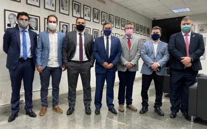 Efraim Filho se reúne com prefeitos no Ministério da Saúde