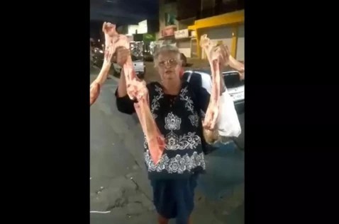Segurando ossos para se alimentar, idosa de 73 anos manda Bolsonaro para o inferno: “Sai logo desse lugar aí, satanás. Vai pro inferno!”