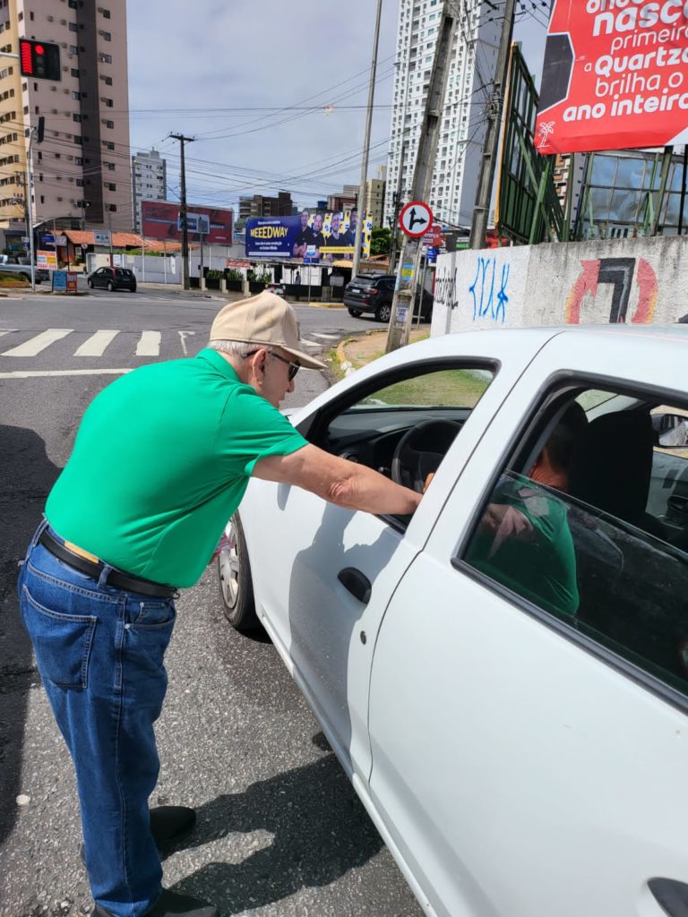 1° suplente de Veneziano, bolsonarista Ney Suassuna entrega santinhos no semáforo