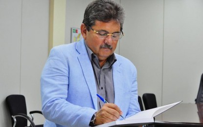 Presidente Adriano Galdino recebe mais alta comenda da Polícia Militar da Paraíba