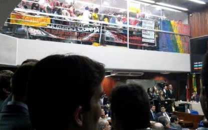 SESSÃO TENSA: Manifestantes quebram porta da Assembléia e prejudicam os debates