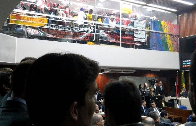 VEJA VÍDEO- “FORA CUNHA” da Paraíba repercute no Brasil e no youtube já circula vídeo de manifestantes jogando “ovo” em Eduardo Cunha durante sessão
