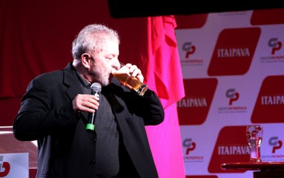 DEPOIS DE ALGUNS GOLES DE CERVEJA: Mais uma boa de Lula