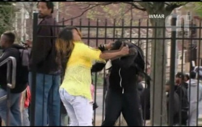 VÍDEO: Mãe bate em filho durante protestos em Baltimore