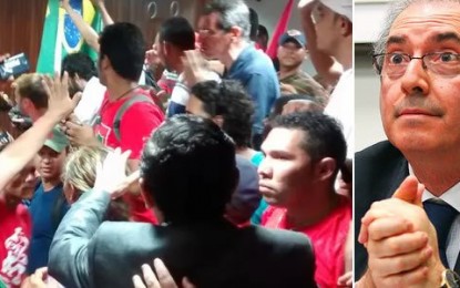 MÍDIA NACIONAL REPERCUTE: “PM PARA CUNHA” E “NÃO À HOMOFOBIA”. MANIFESTANTES EXPULSAM DEPUTADO DA PARAÍBA