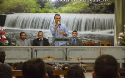 Prefeito e primeira-dama participam de culto para celebrar sucesso de projeto