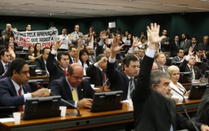 Após aprovação na CCJ, redução da maioridade penal será debatida no Congresso