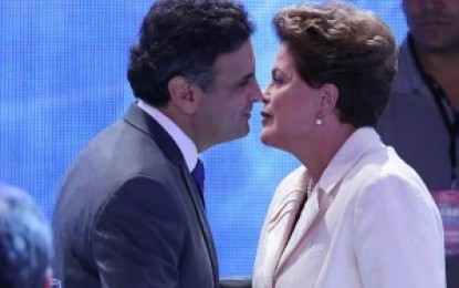 Dilma e Aécio no velório: um beijo selou a paz
