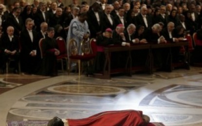 O PAPA NO CHÃO: No Vaticano, Papa Francisco deita em rito que lembra morte de Jesus Cristo