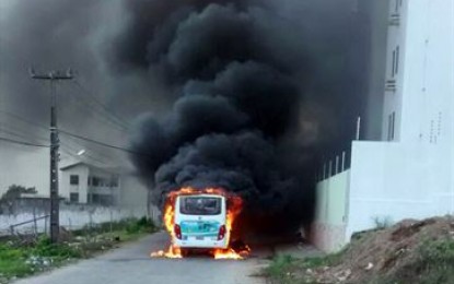 OUSADIA: Bandidos encapuzados incendeiam ônibus em CG e ordem pode ter saído do presídio