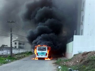 OUSADIA: Bandidos encapuzados incendeiam ônibus em CG e ordem pode ter saído do presídio