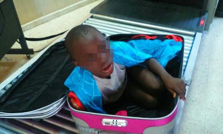 Menino africano encontrado em mala ficará na Espanha e pai segue preso