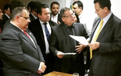 Rômulo leva 50 prefeitos, deputado e vereadores para encontro com Kassab