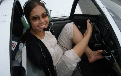 Jovem americana é única piloto de avião sem braços do mundo