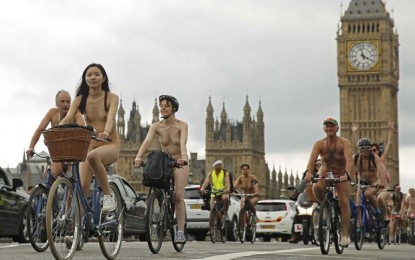 Ciclistas pedalam pelados e pedem respeito no trânsito em Londres