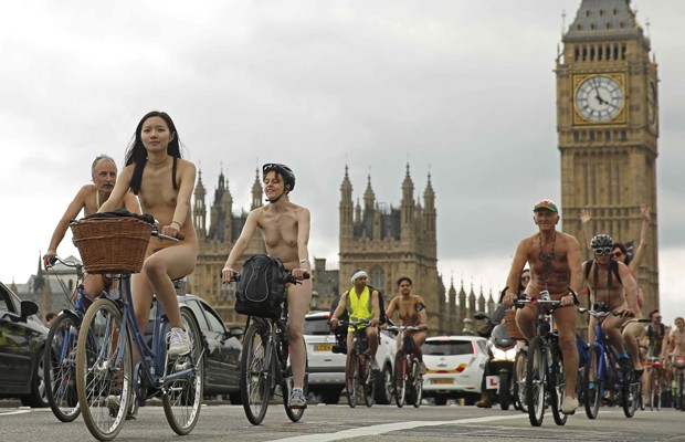 Ciclistas pedalam pelados e pedem respeito no trânsito em Londres