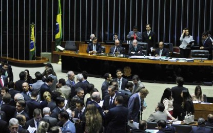 Câmara aprova redução da idade mínima para governador, deputado e senador