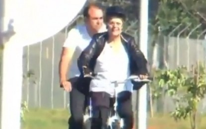 VEJA VÍDEO– Dilma dá pedaladas nos arredores do Alvorada