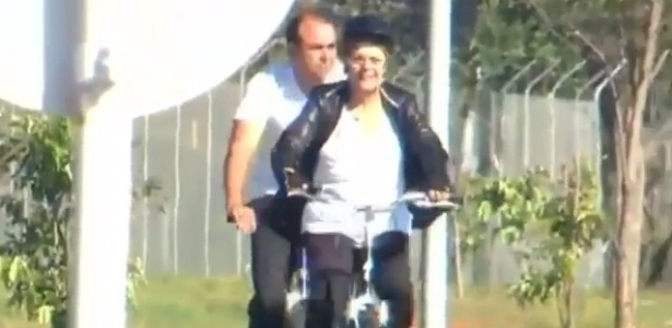 VEJA VÍDEO– Dilma dá pedaladas nos arredores do Alvorada