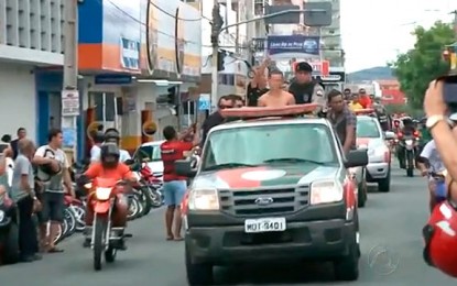 REPERCUSSÃO NACIONAL: Folha de São Paulo – PMs fazem ‘desfile’ de presos com carro aberto no sertão da Paraíba