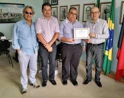 Rômulo visita o Hospital da FAP em Campina Grande, entrega diploma e reafirma compromisso