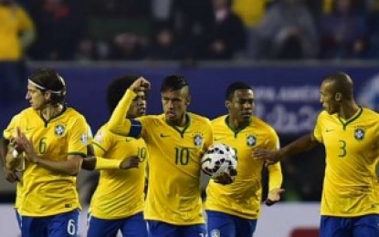 Com gol nos acréscimos, Brasil bate Peru por 2 a 1 na estreia