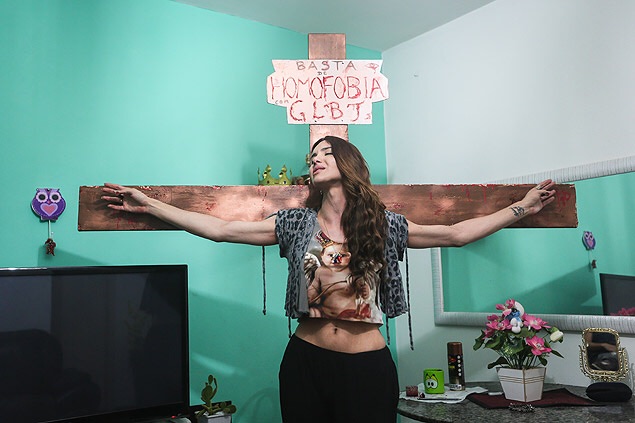Transexual que simulou crucificação em Parada Gay sofre ameaças