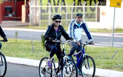 Dilma, sarada, pedala com supertreinador para manter a forma