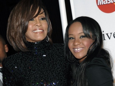 Bobbi Kristina Brown, filha de Whitney Houston, morre aos 22 anos