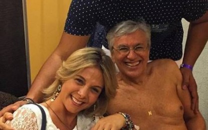 Caetano Veloso posa de cueca e meia em foto ao lado de Carla Perez e Xanddy