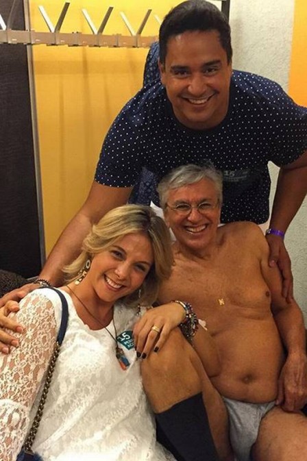 Caetano Veloso posa de cueca e meia em foto ao lado de Carla Perez e Xanddy