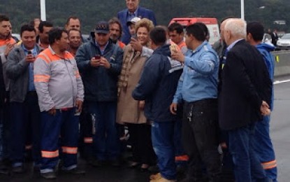 Dilma é vaiada ao inaugurar ponte em SC