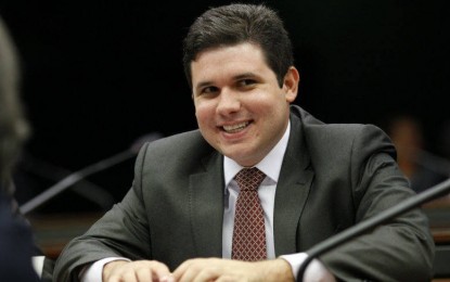 Para beneficiar empresários, Hugo Motta apresenta lei que prejudica quem limpa banheiros