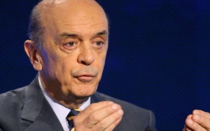 VEJA VÍDEO – José Serra é recebido ao gritos de ‘não vai ter golpe’ e ‘fascista’ em Lisboa